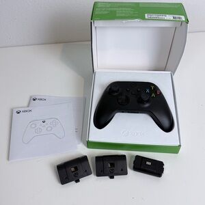 Microsoft Xbox Wireless Controller + Rechargeable Battery IOB